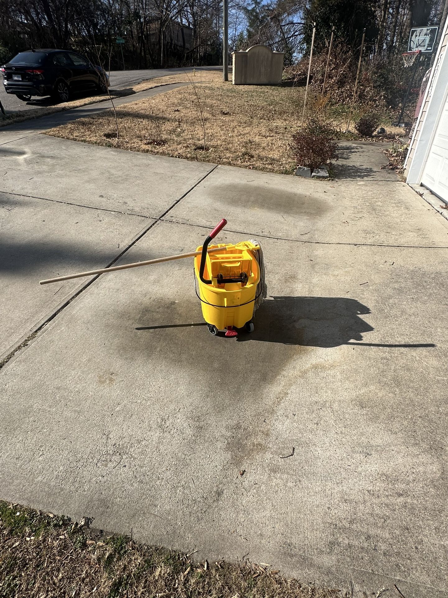 Rubbermaid Commercial WaveBrake 35 quart mop bucket and wringer combination