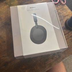 Sony XM5 Headphones - NEW 