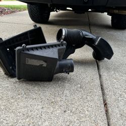 OEM General Motors Air Intake Box And Tube Complete Assembly