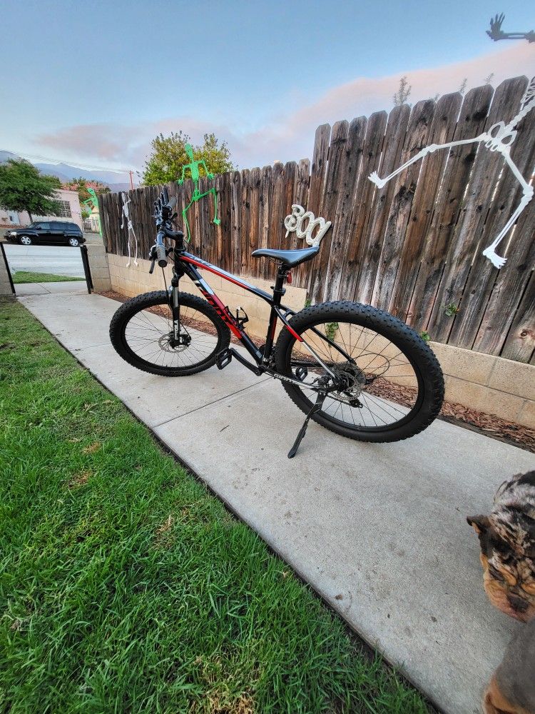 Giant Mountain Bike Size Large Wheels 27.5 Speeds Multiple Disc Brakes 