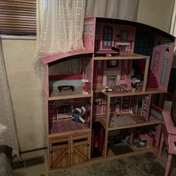 Kidskraft Dollhouse 