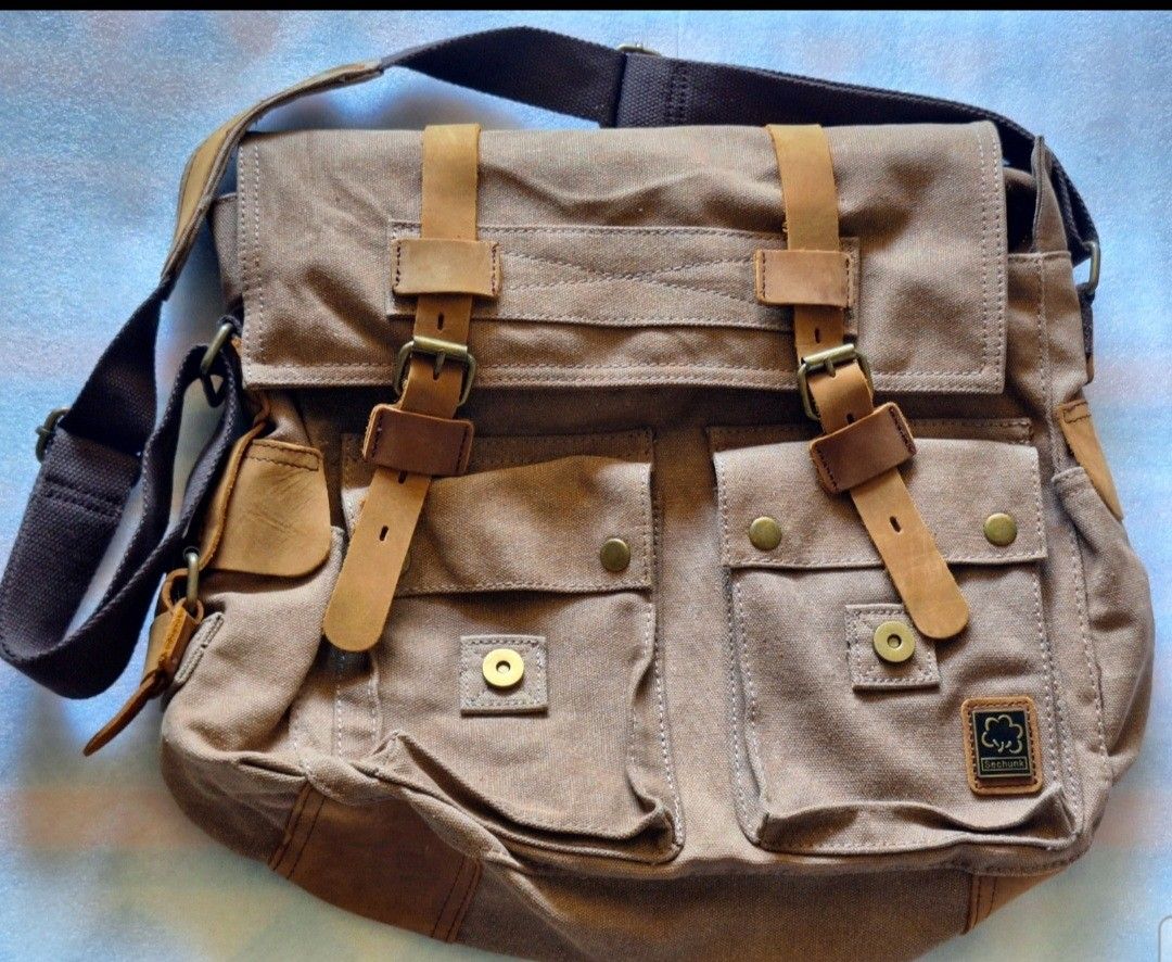 Vintage Military Leather/Fabric Canvas Laptop Bag Messenger Bag
Size 15" Medium Travel
Very durable everyday shoulder bag