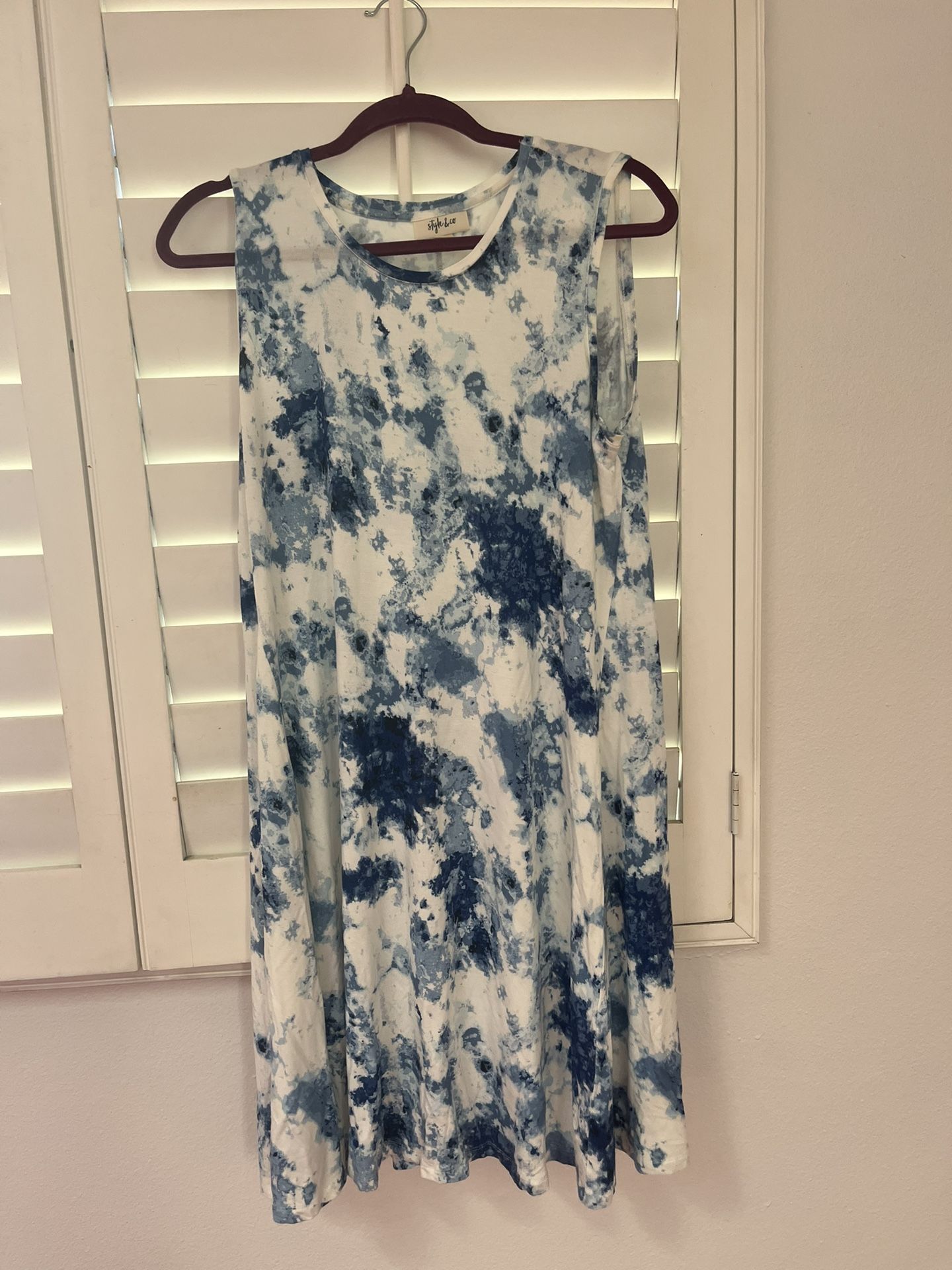 Sleeveless Summer Dress--size L