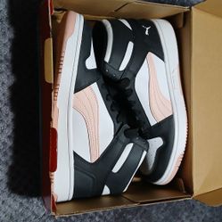Womens high top Pumas Size 7½ like New