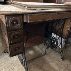 Singer Sewing Machine 