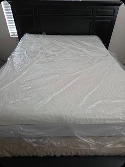Tempur-Pedic Mattress - Queen  *HAS ONLY BEEN SLEPT ON ABOUT 10 TIMES