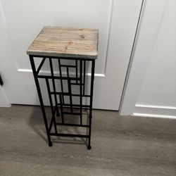 Small Accent Table / Plant Stand – Wood Look & Black Metal