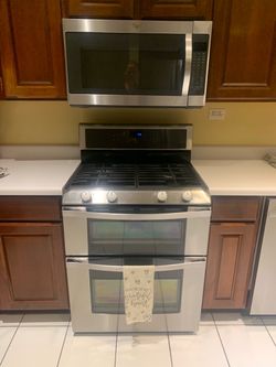 Whirlpool Stove/Oven with matching Microwave over the range