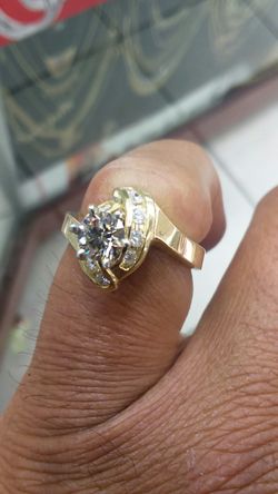 14k Gold Ring 7.1 grams .75 ct Diamonds center diamond .50 ct Diamond