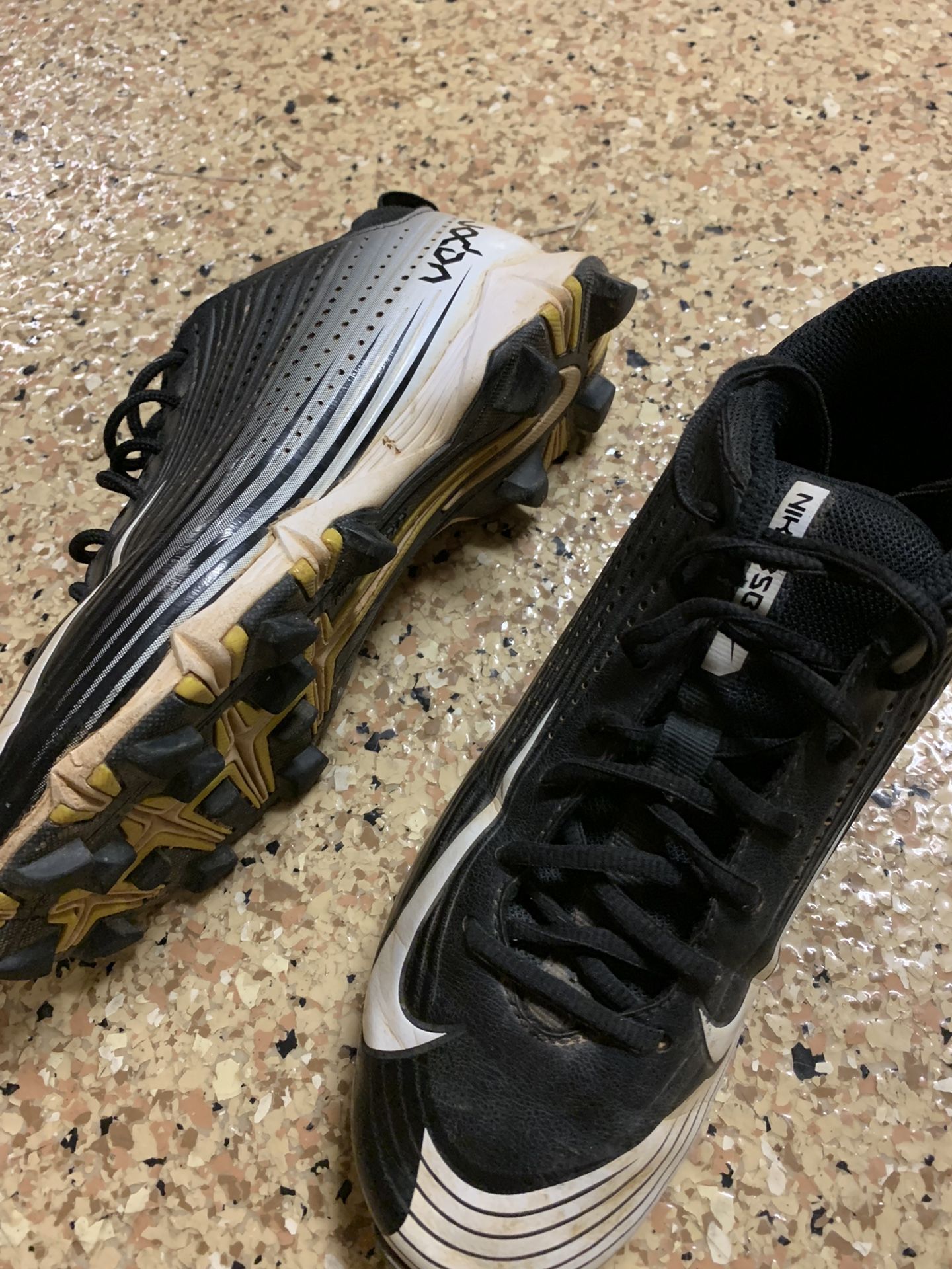 Baseball Cleats, Multiple Sizes,6.5, 9.5