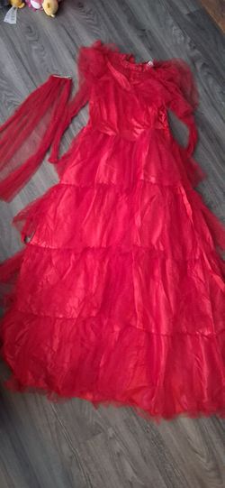 Beetllejuice/ small woman