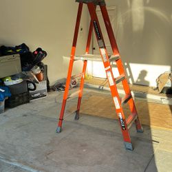 Ladder.      READ DESCRIPTION ‼️‼️