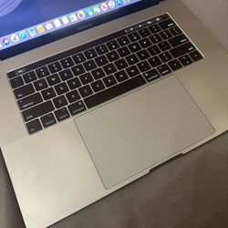 MacBook Pro 15” (2017)