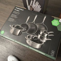 BRAND NEW 11 PIECE POTS AND PANS SET