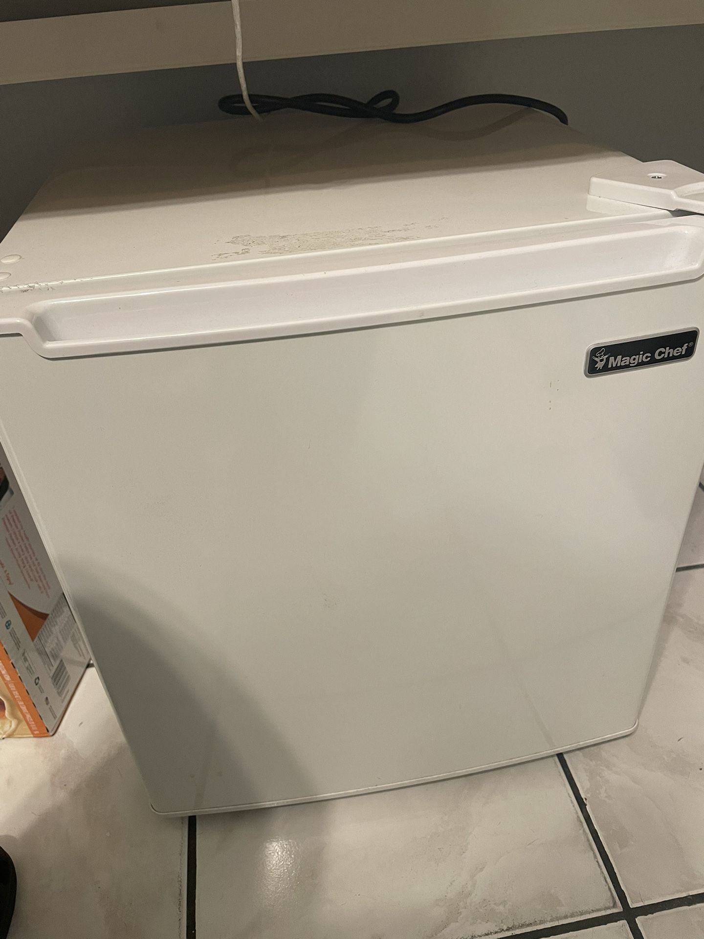 WHITE MINI FRIDGE MAGIC CHEF BRAND