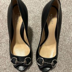 Gucci Horsebit Peep Toe Pumps – Size 37.5 (US 6.5) – Black Leather – Excellent Condition