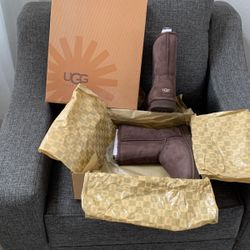 NEW original Ugg women short boots Size 10