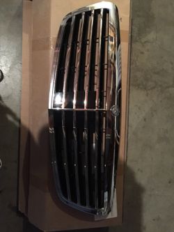Radiator grille for Mercedes benz. It has a little scrath as u can see in the picture