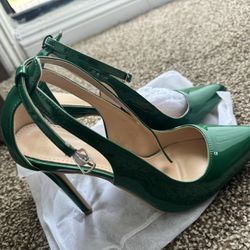 BRAND NEW GREEN HEELS, Size 8 