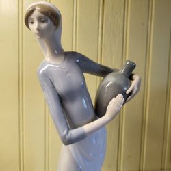 Vintage Lladro Girl with water jug #4875, handmade in Spain, porcelain figurine