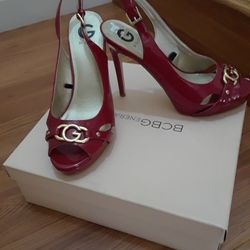 Like New . Guess Brand ,size 9.5  Red Color 