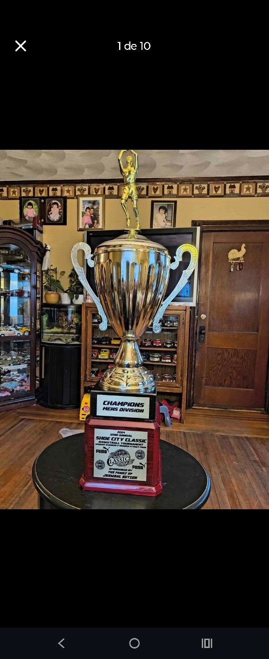 Trofe Grande. Large Trophy. Available