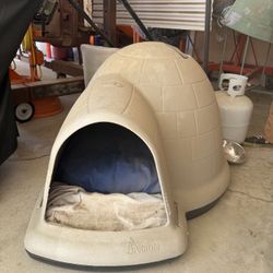 Petmate Outdoor Dog/Cat House ( Small–Medium, 25–50 lbs)