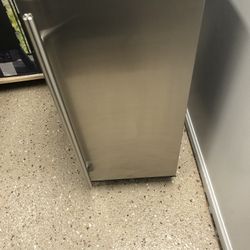 NEW NEVER USED ULINE 1000 SERIES 2.9 Cu Fu MINI FRIDGE WITH REVERSIBLE DOOR AND 3 YEAR EXTENDED WARRANTY 