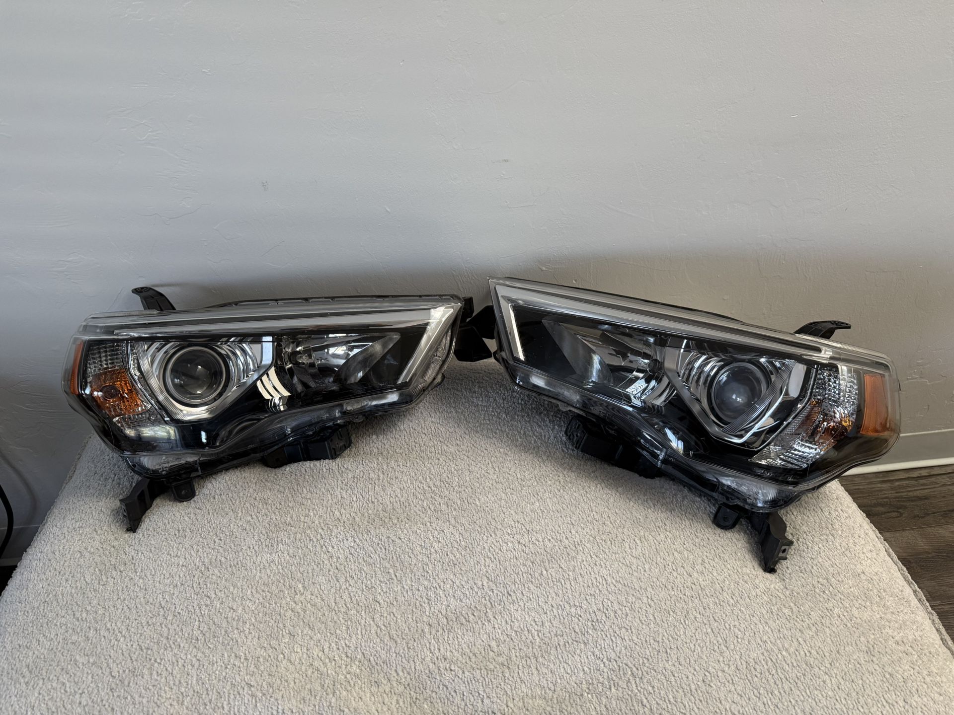 2024 Toyota 4Runner Halogen Headligth Rigth and Left OEM Factory