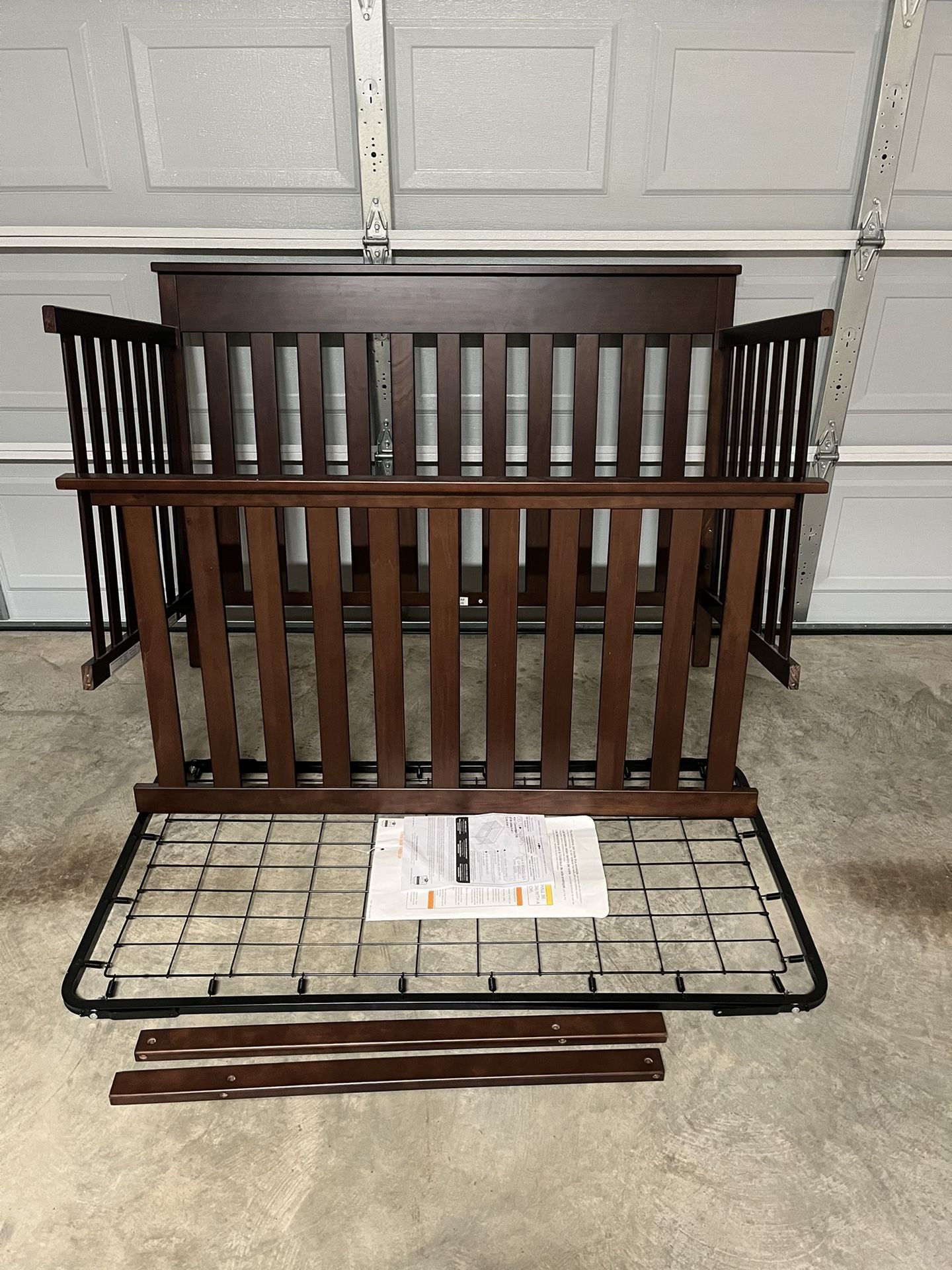 Delta Crib Brown (Walnut Espresso)/ Cuna De Bebe