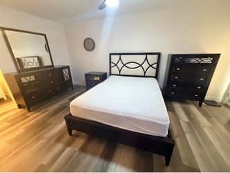 Brown wood 8 piece queen bedroom set