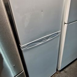 Haier 10cu Ft Compact Studio Apartment Size Top Freezer Refrigerator 24x24x59