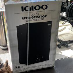 Igloo 3.2 Pied Cube Mini Fridge 