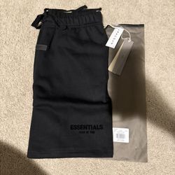 BLACK ESSENTIALS SHORTS 