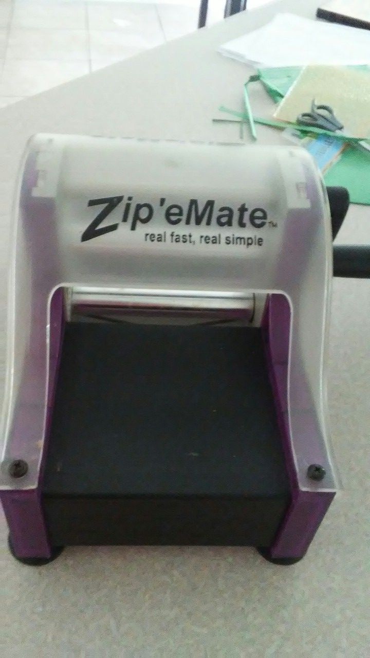 Zip'e Mate Manual Die Cutting & Embossing Machine - Papercraft Accucut PURPLE