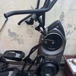 Bow flex M8  Very Good Condition