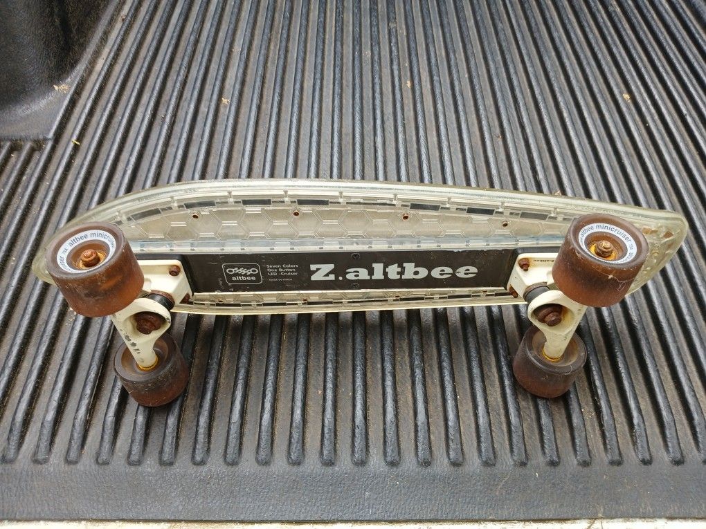 Z.altbee skateboard In Excellent Condition 