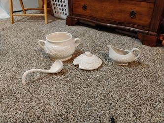 Sauvignon Pattern Vintage Tureen with ladle and lid, and gravy boat set. Very pretty and in great condition.