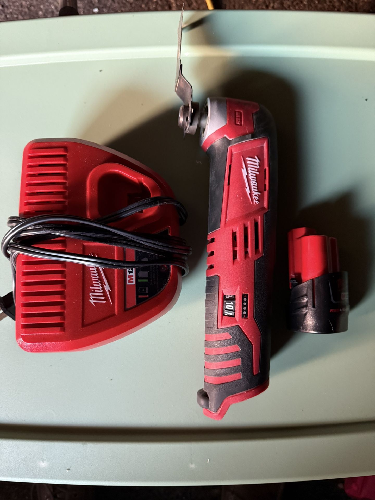 Milwaukee M12 oscillating tool w/ battery and charger