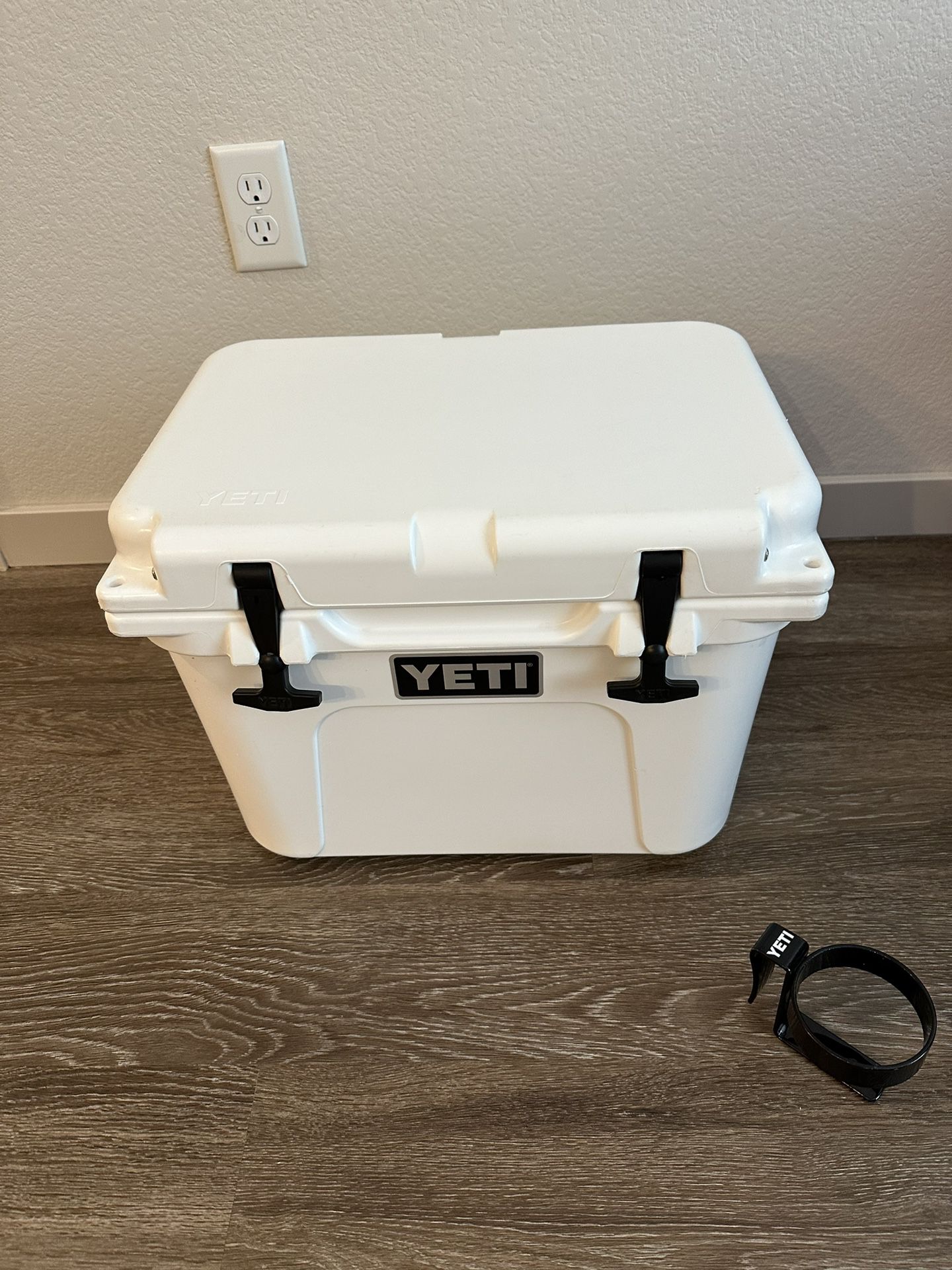 YETI Roadie 20 Cooler w/ 2 Cup Holders - Excellent Conditions