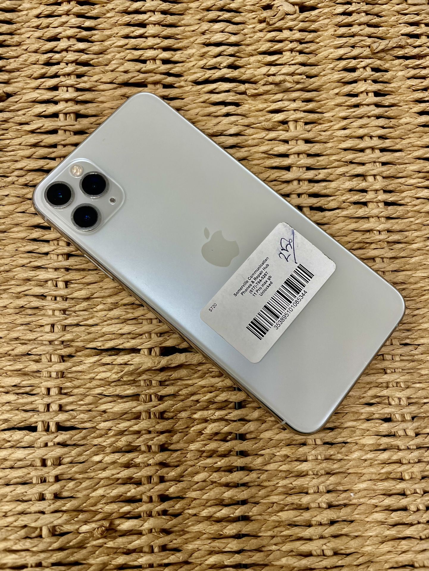 Factory Unlocked Apple iPhone 11 pro Max 256 gb , sold with warranty $600