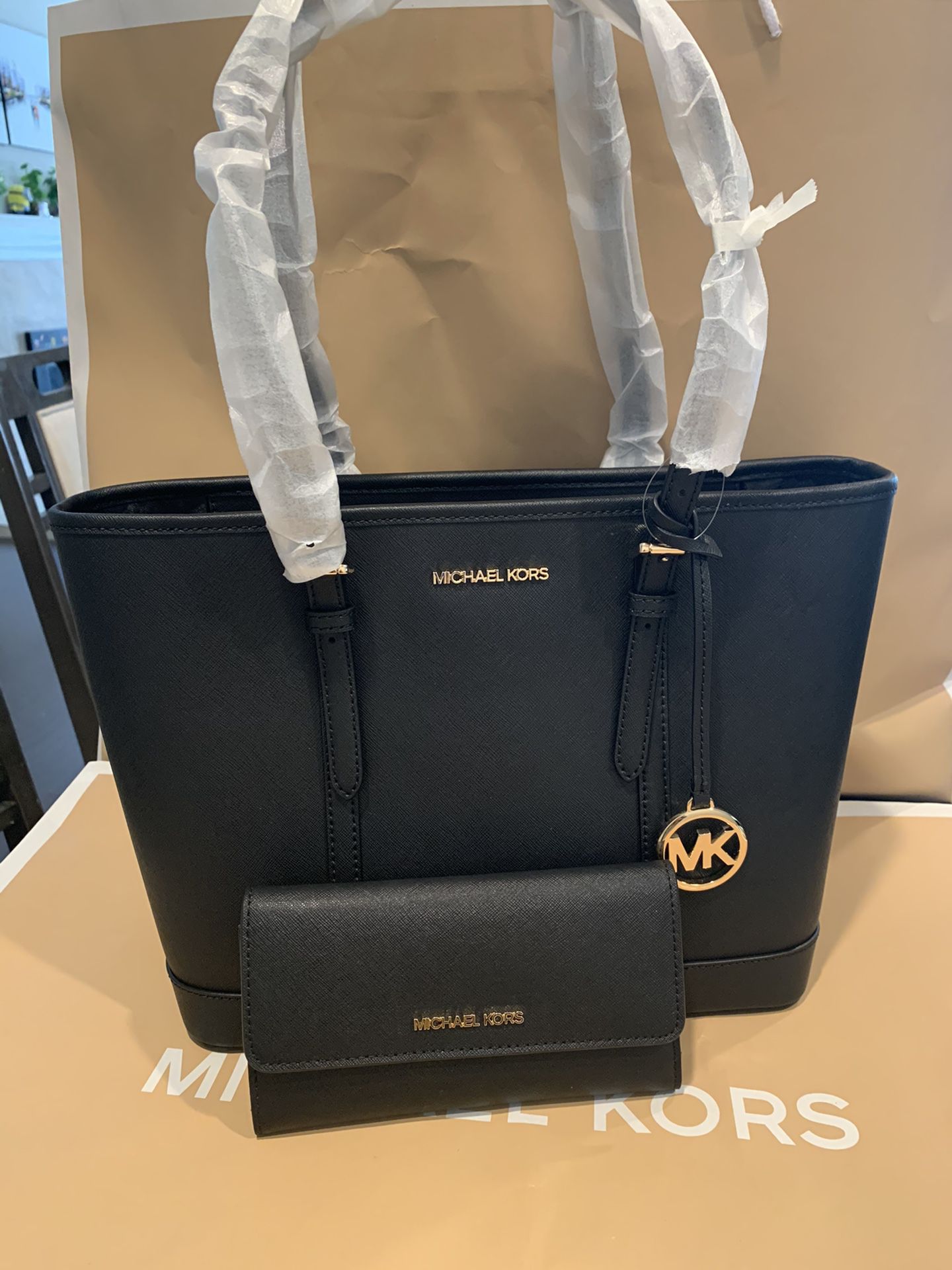 Brand new !!! 💯 Authentic !!! Michael kors small tote with a matching wallet** firm price** low offers will be ignored