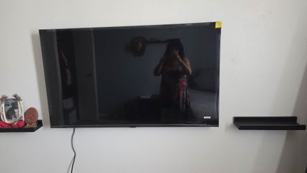 Hisence  50" Smart Color TV w/ wall mount