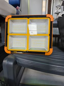 portable 100-watt solar floodlight