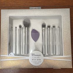 Real Techniques Brushes And Sponge Gift Set