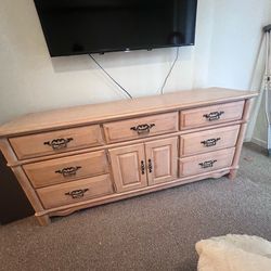 Bedroom furniture set