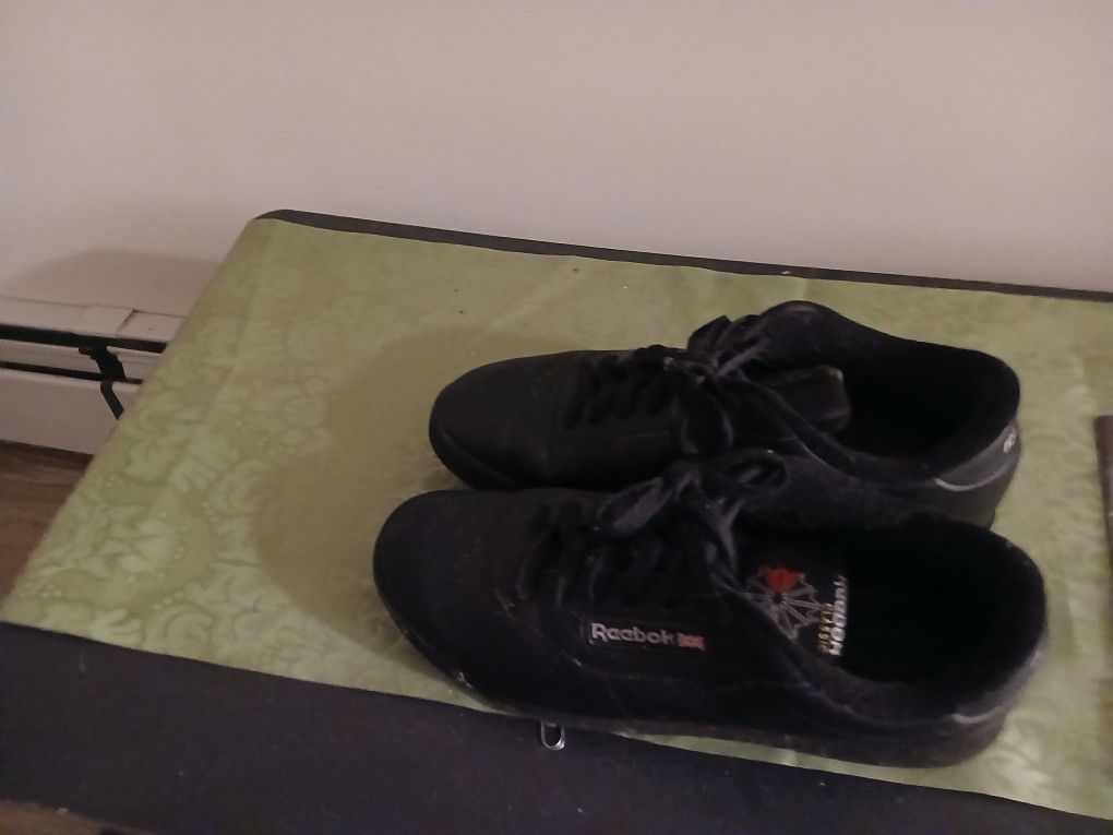 Ladies Classic Black Reebok Sneakers