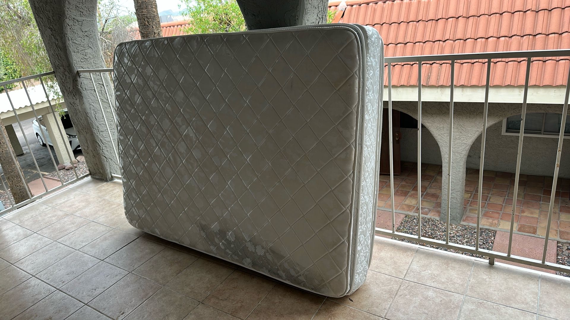 Marinates And Box Spring 