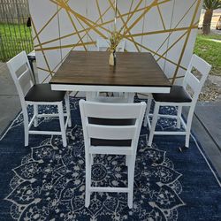 Beautiful white Table with chairs