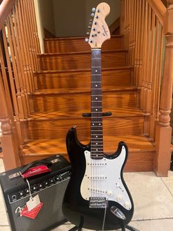 Squier Affinity Stratocaster w/ Fender Champion 20 Amp (Mint)